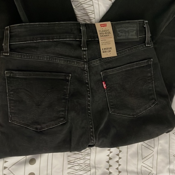 Classic Mid Rise Levi’s - Picture 3 of 5